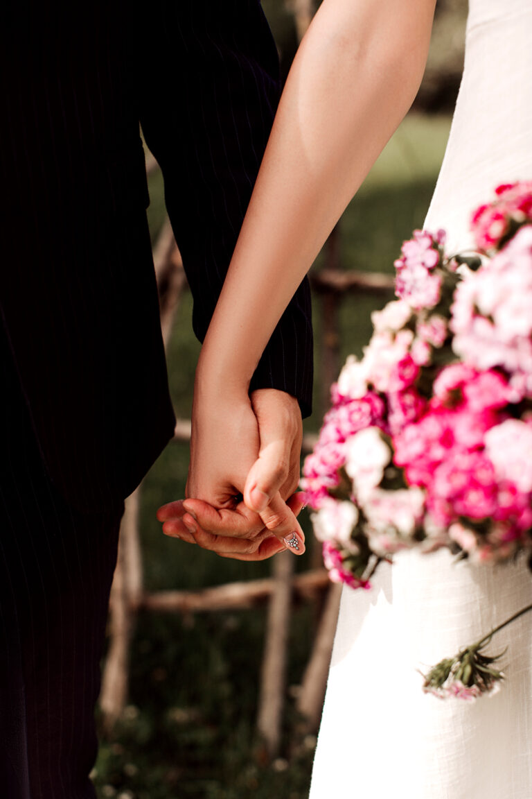 un-front-close-up-view-pair-loving-man-woman-holding-each-other-hands-pendant-le-mariage
